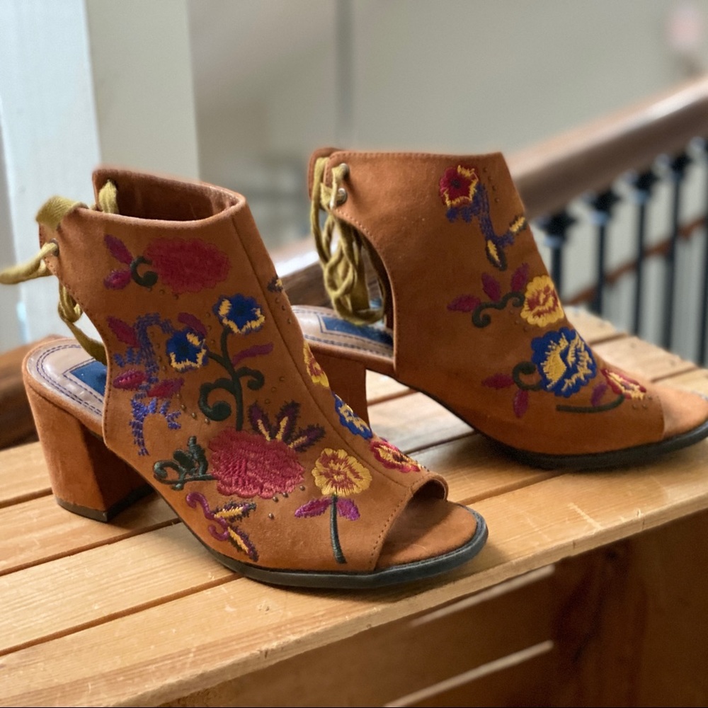 Mari A. Alicia Size 6M Tan Embroidered High Heel Sandals